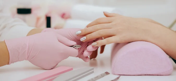 Profesjonalny manicure i pedicure w salonie fryzjerskim w Warszawie
