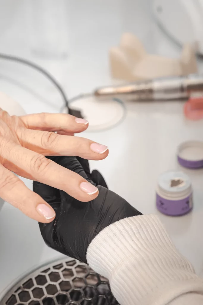 Kolorowy manicure wykonany w salonie Lechicka Studio