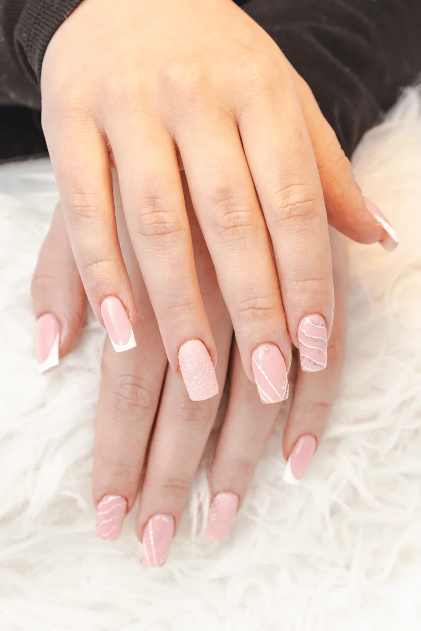 Elegancki manicure wykonany w salonie kosmetycznym Lechicka Studio
